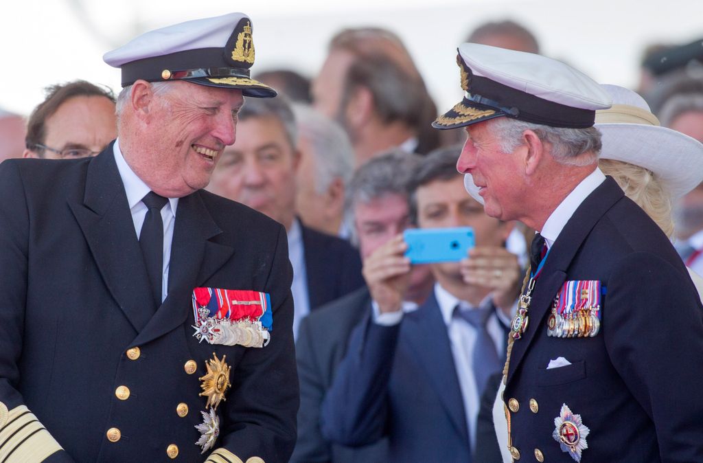 Harald de Noruega conversa con su primo, el entonces príncipe Carlos, durante los actos del 70º aniversario del desembarco de Normandía, en 2014. Ambos mantuvieron durante décadas una estrecha relación familiar y de amistad