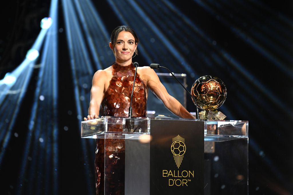 Aitana Bonmatí se baña en lentejuelas para recibir su tercer Balón de Oro: un look para hacer historia