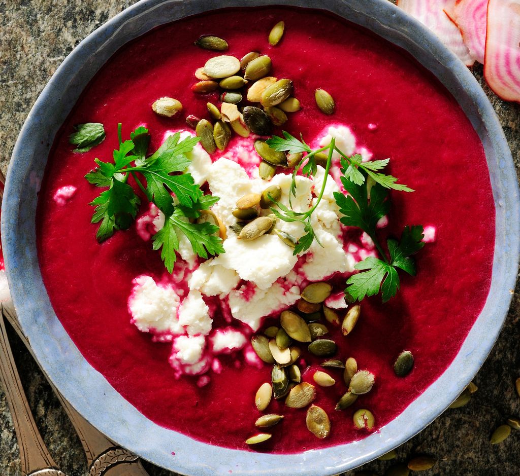 Semillas, hierbas frescas, queso... juega con los toppings a la hora de decorar este tipo de cremas frías.