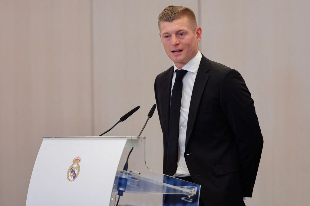 Toni Kroos recibe la Cruz de Caballero de la Orden del Mérito de Alemania en el Bernabéu