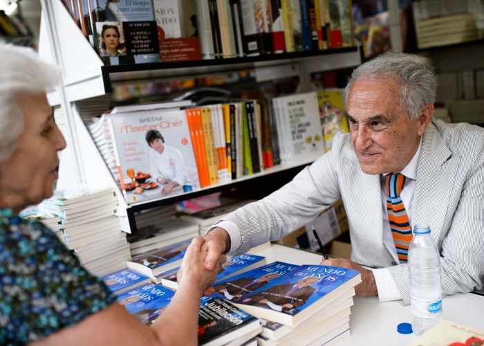 José María Carrascal en la firma de su libro
