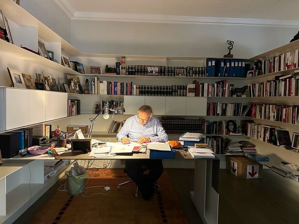 Plano general de Pedro Piqueras trabajando en su despacho