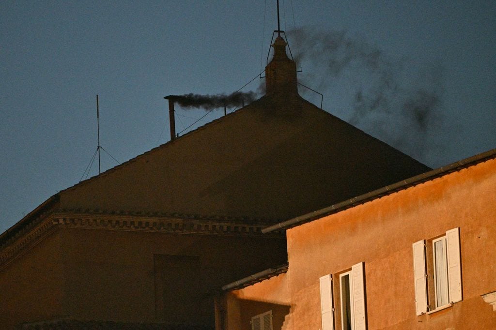 El humo negro indica que aún hay Papa