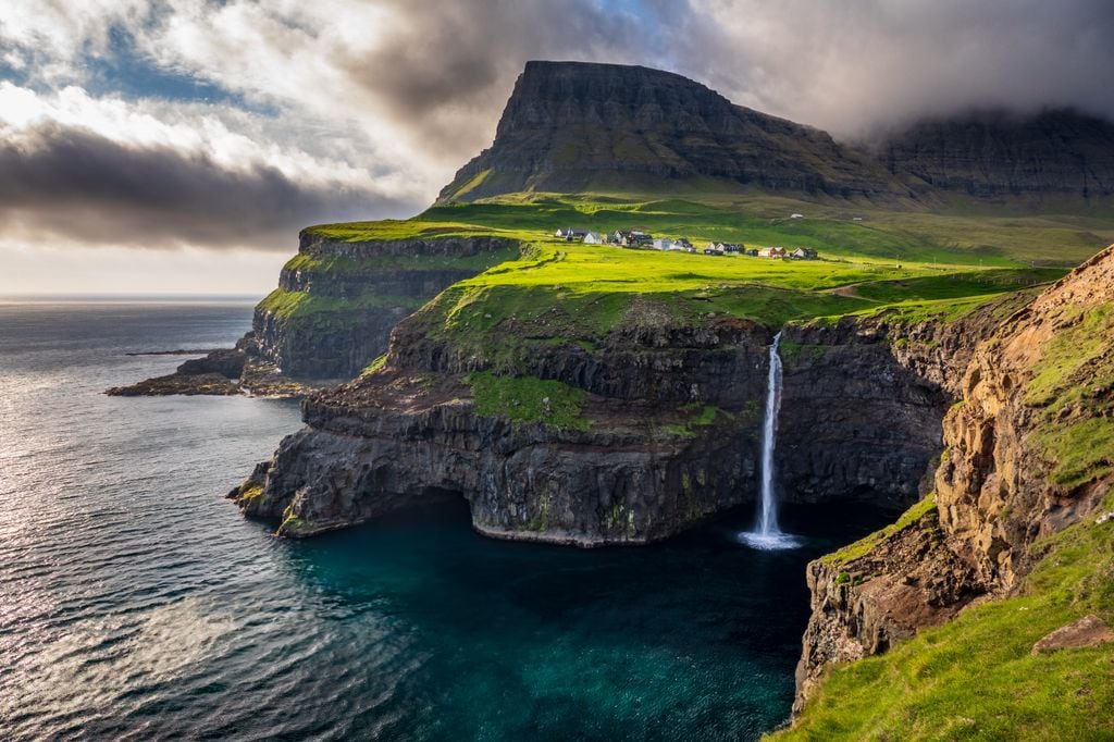 Cascada de Múlafossur, en Vágar, islas Feroe, Dinamarca