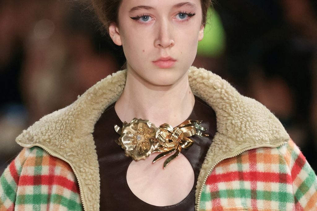 Sunday Rose desfilando para Miu Miu en la Semana de la Moda de París en marzo de 2025