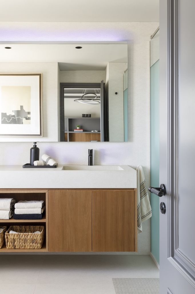 Baño con mueble suspendido.  