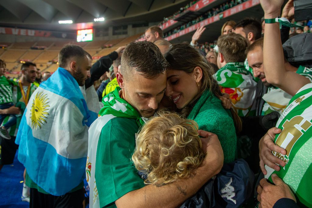 Sergio Canales y Cristina Llorens celebran con uno de sus hijos la Copa del Rey que ganó el Betis en 2022