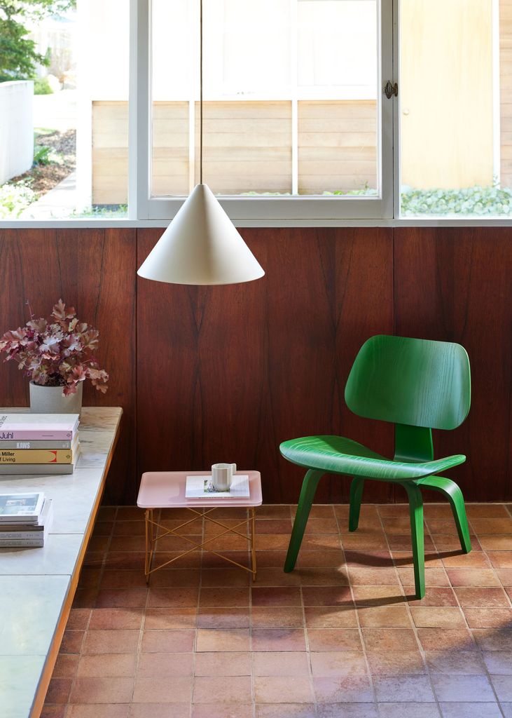 Silla de madera pintada en verde
