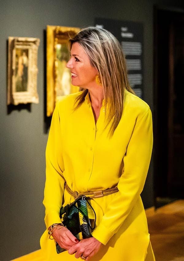 Máxima de Holanda con traje amarillo