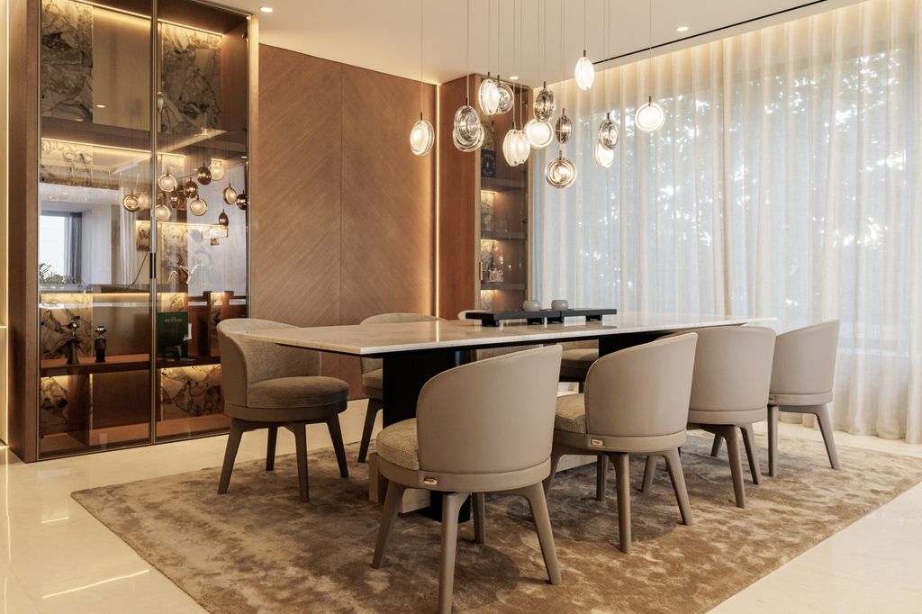 Comedor con mueble a medida en la pared