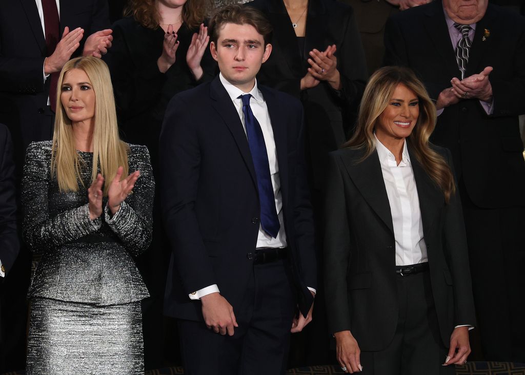 Ivanka Trump, Barron Trump y Melania Trump asisten al discurso sobre el Estado de la Unión durante una sesión conjunta del Congreso en el Capitolio de Estados Unidos, el 24 de febrero de 2026, en Washington, DC