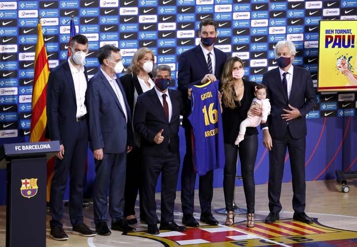 Pau Gasol con su familia en su presentación oficial 