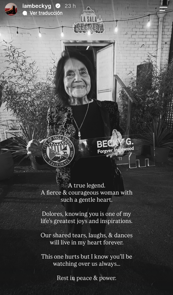 Becky G rindió tributo a Dolores Huerta.
