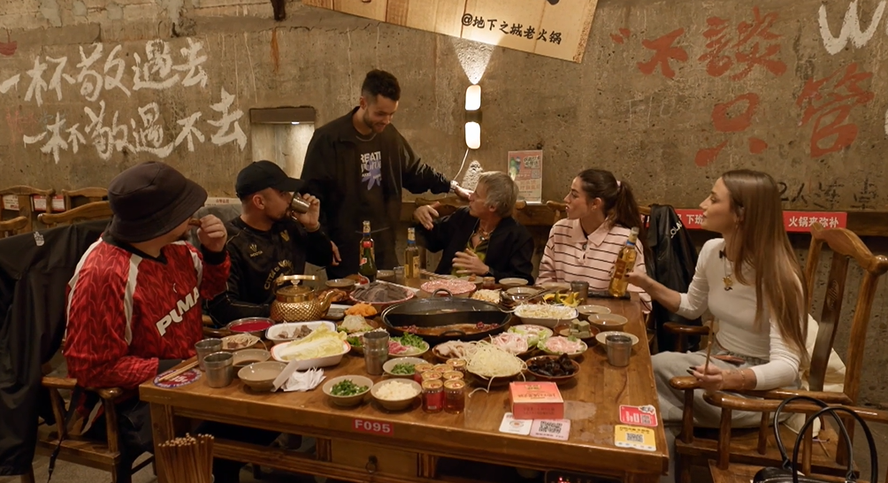 Thegrefg se une en la comida con el resto del equipo