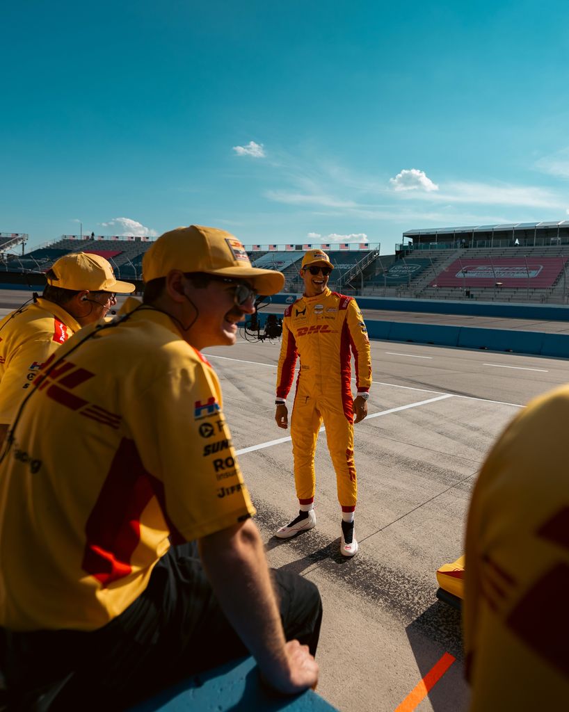 Palou se preparaba con su equipo antes de la carrera con la que se coronaría por quinta vez