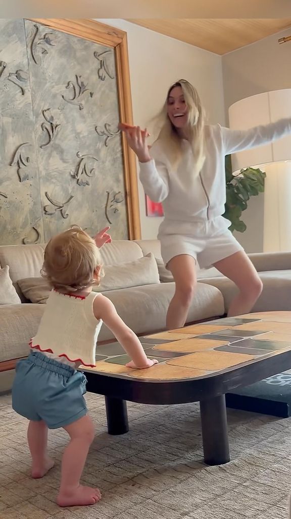 Lele Pons y la pequeña Eloísa bailando al ritmo de 'Gasolina'.