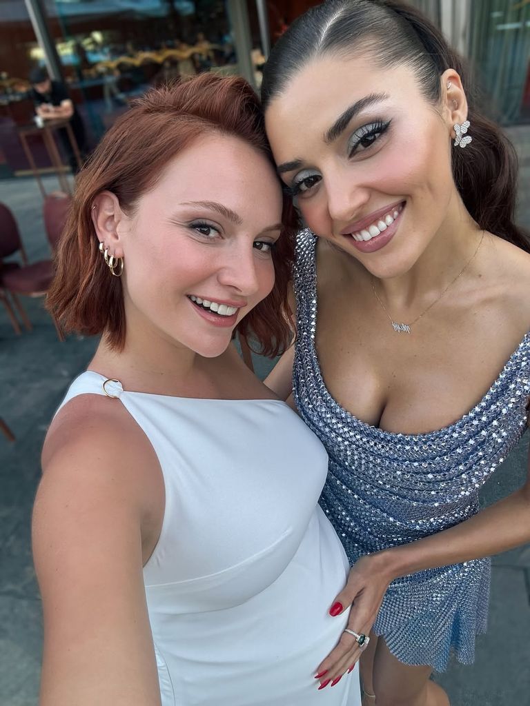 Hande acaricia con cariño la barriguita de su compañera y amiga Başak Gümülcinelioğlu, con quien ya trabajó en 'Love is in the air'