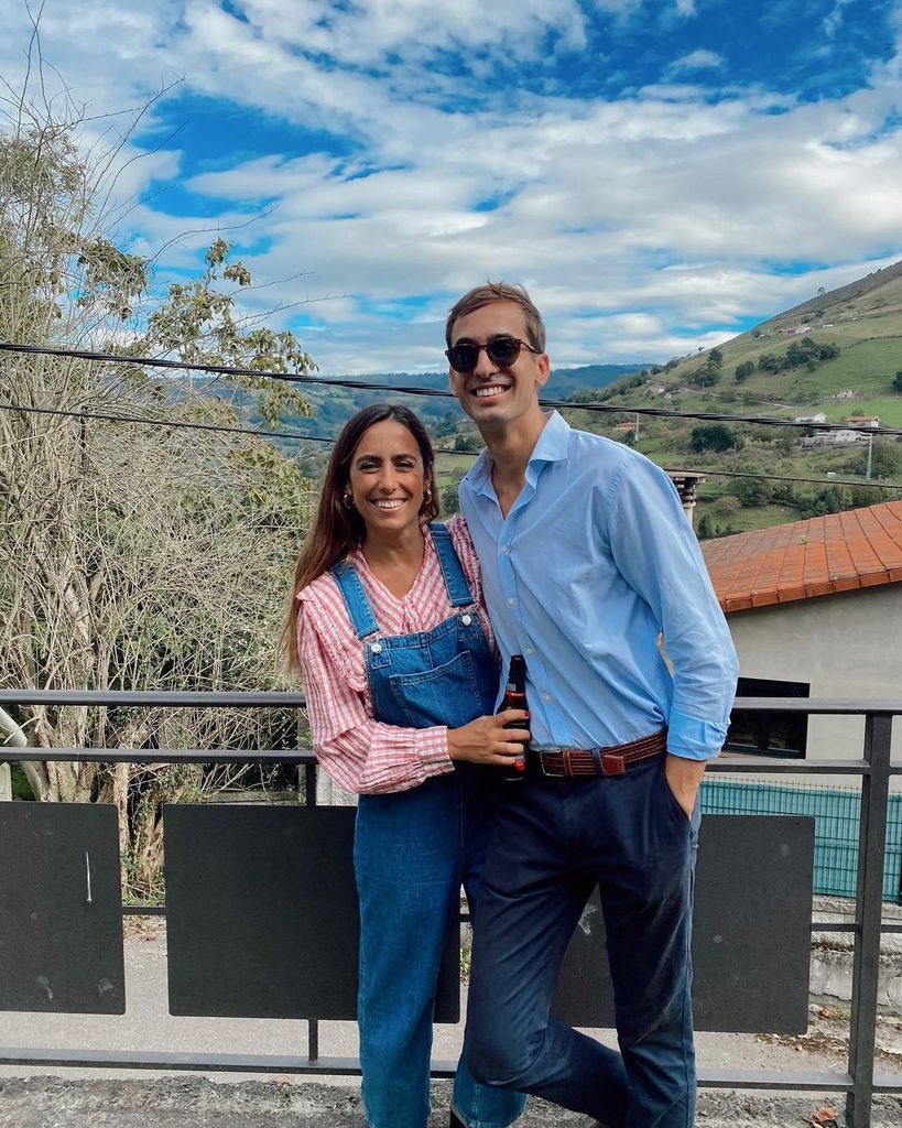 Plano medio de Paloma de la Hoz y Lorenzo Diaz posando juntos en un pueblo