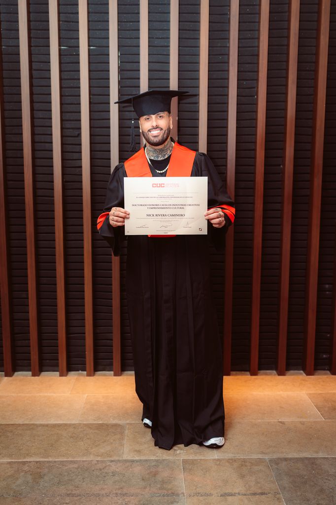 Nicky Jam con su diploma de Doctorado Honoris Causa por la Universidad de la Costa (CUC) en Barranquilla, Colombia.