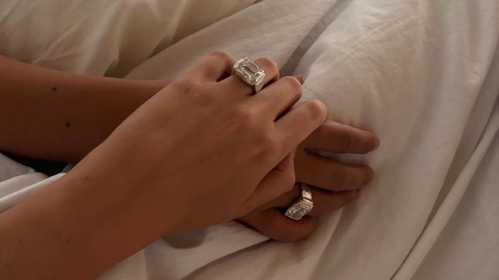 Las manos entrelazadas de Bruna Luccadamo y Belén Esquivel con sus respectivos anillos de compromiso 