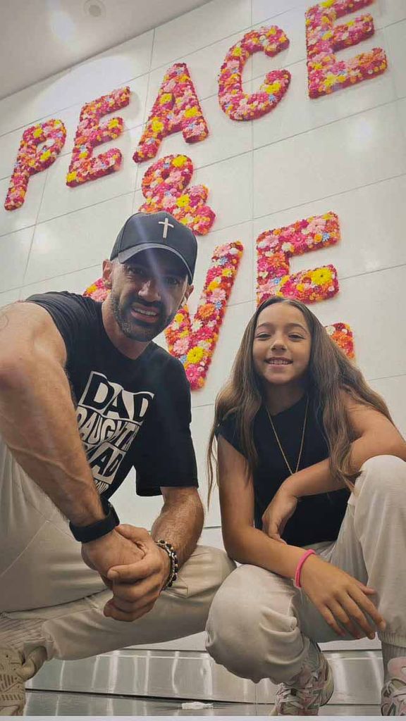 Toni Costa y su hija Alaïa.