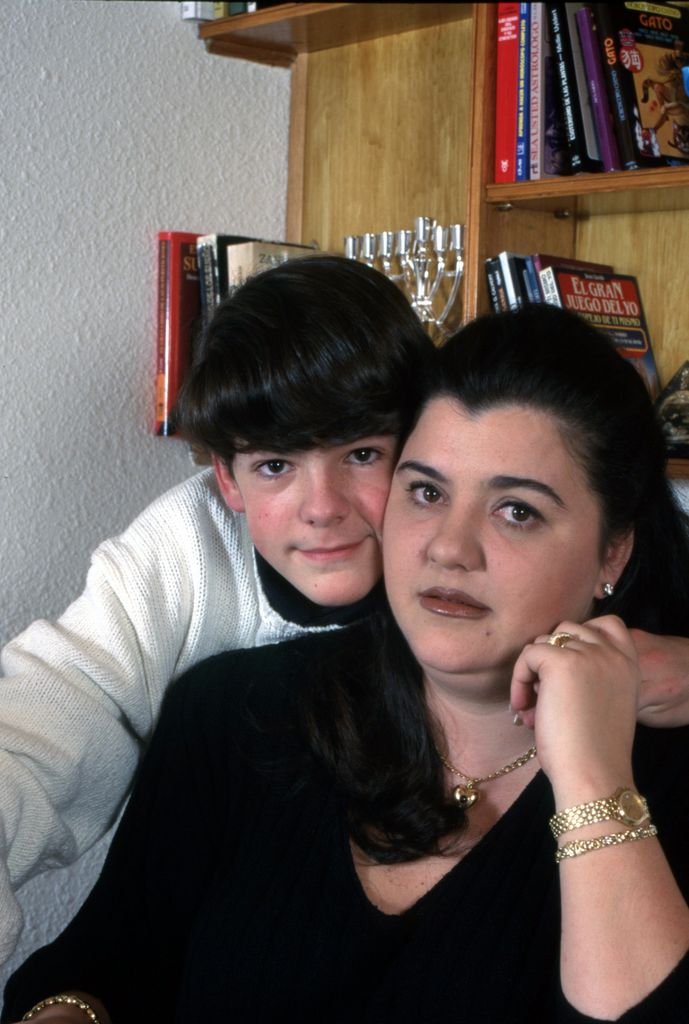Otra imagen de la infancia de Miguel Ángel Muñoz junto a su madre, Cristina Blanco