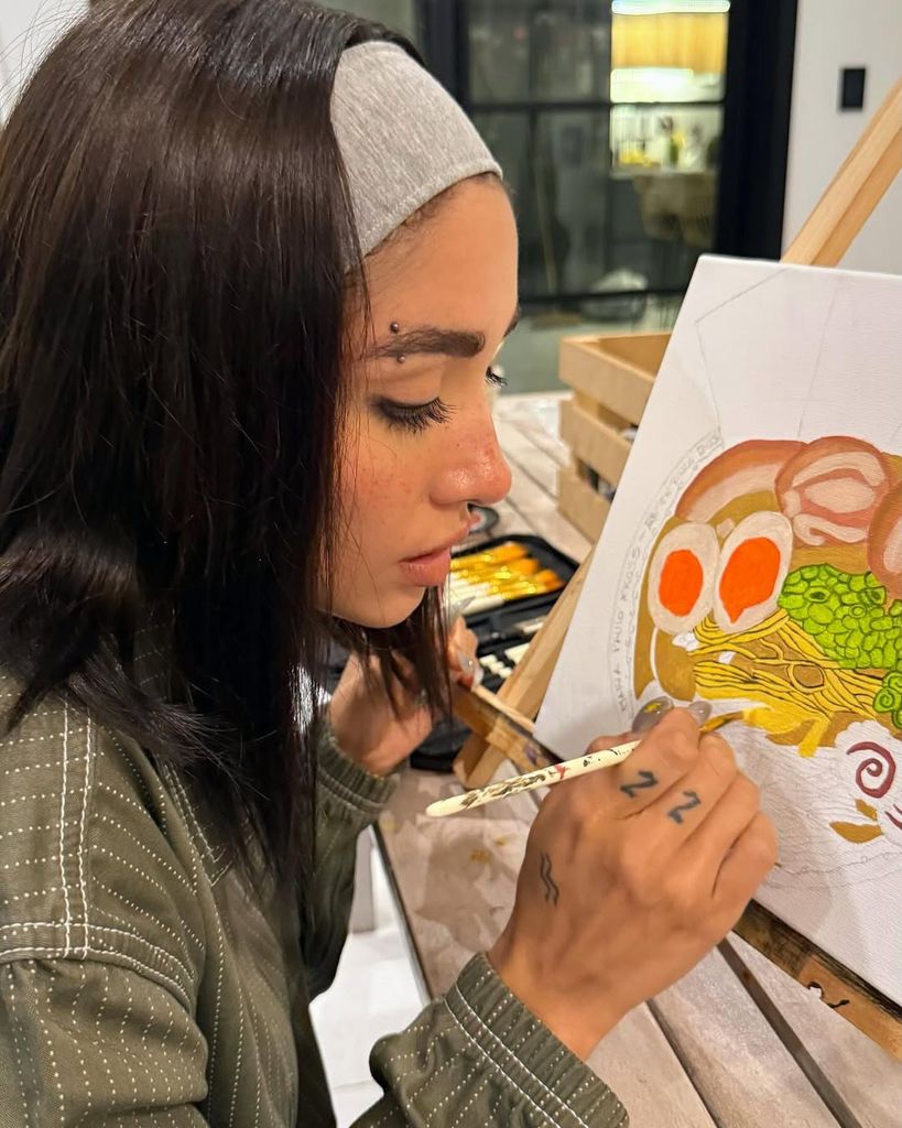 Inspirada en su próximo sencillo, María Becerra pintó "Ramen Para Dos"