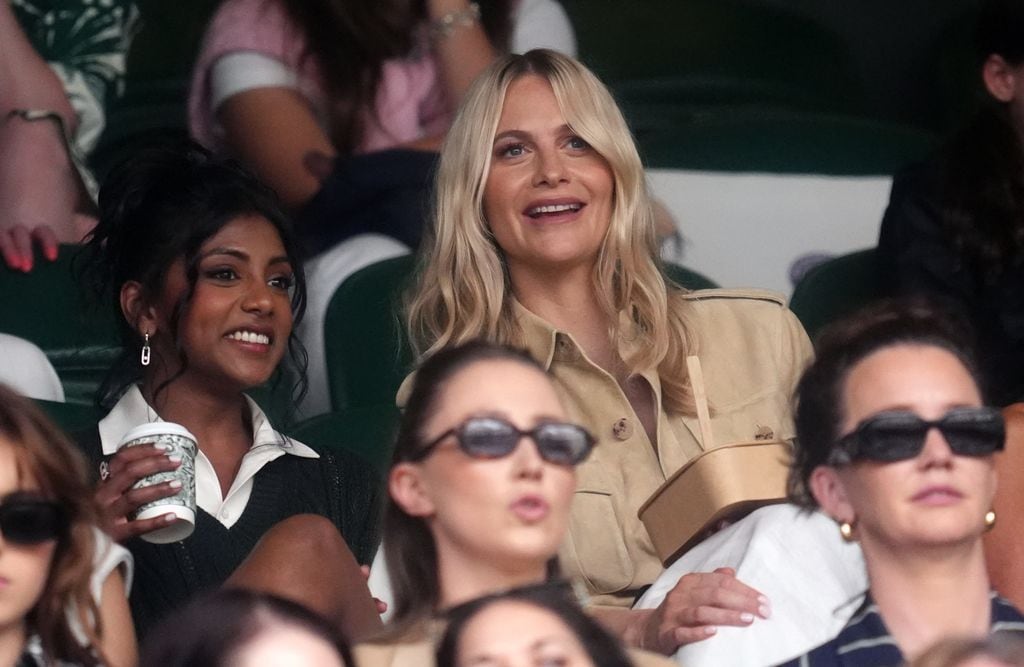 Poppy Delevingne junto a Charithra Chandran en las gradas