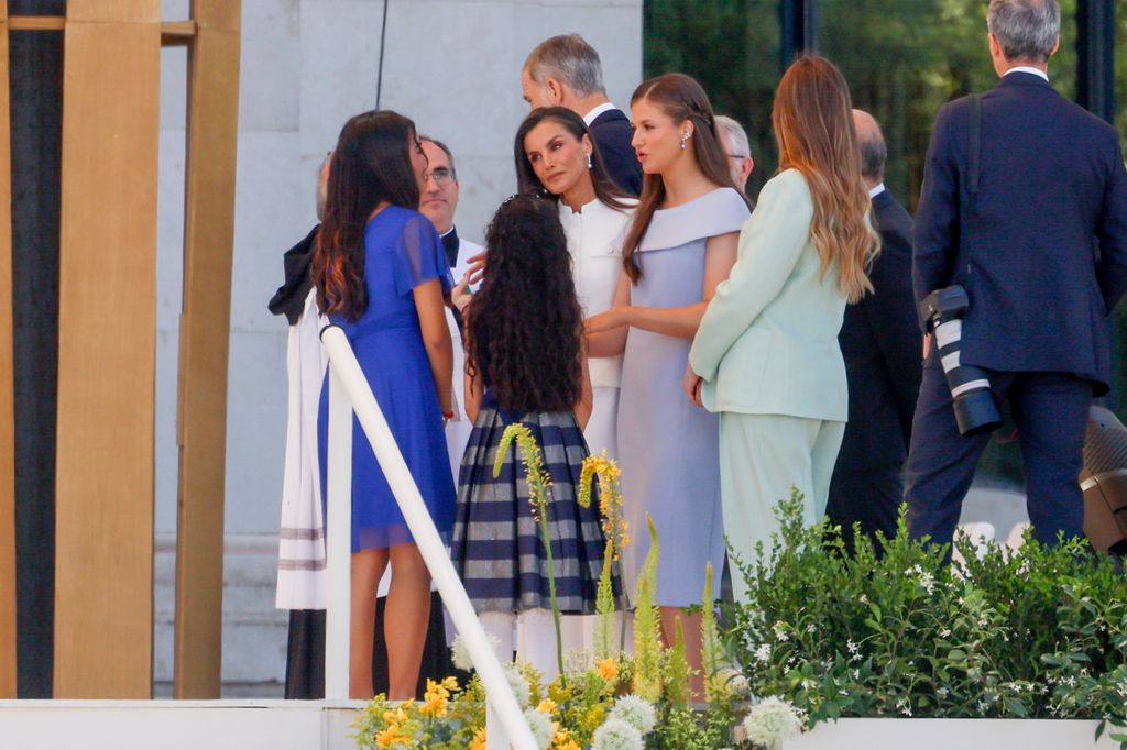 La Familia Real conversa con las familias tras la misa de Cibeles