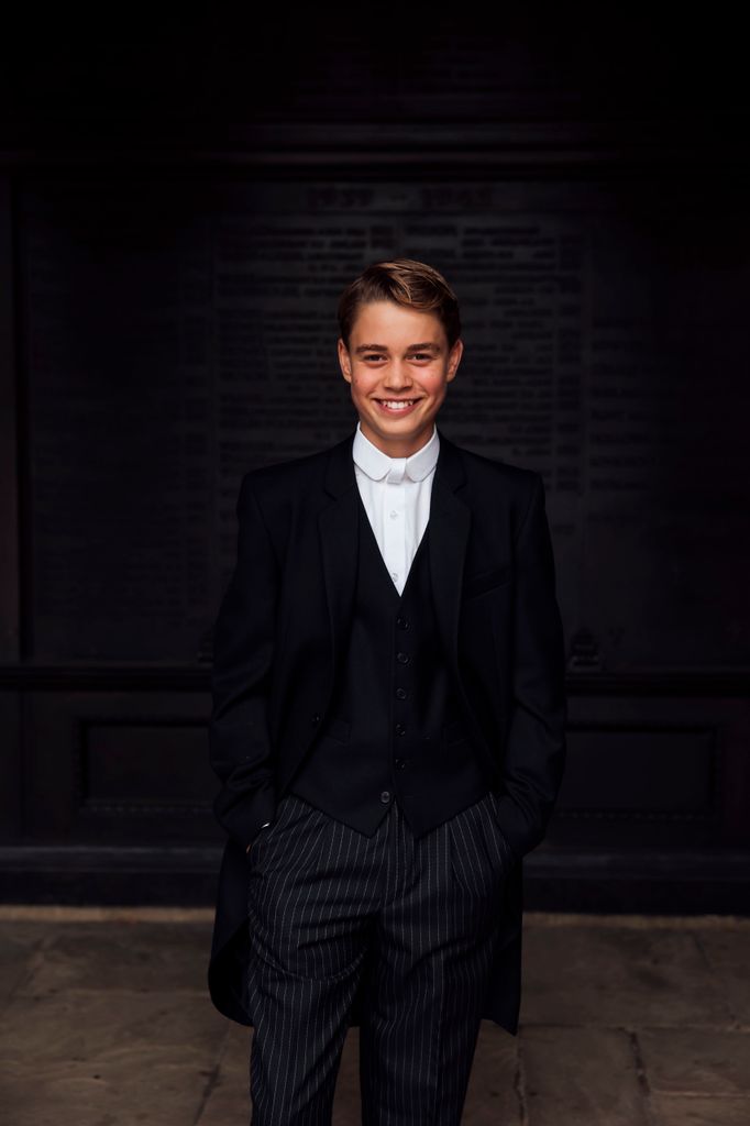 El Palacio de Kensington ha compartido estas imágenes del príncipe George, segundo en la línea sucesoria al trono británico, con su uniforme escolar en su primer día en Eton College