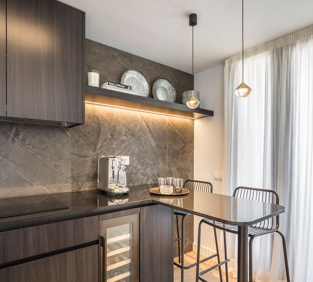 Cocina con barra de desayunos.
