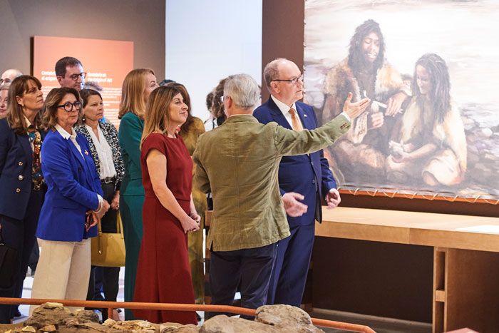 Alberto de Mónaco en el Centro de Arte Rupestre de Cantbria