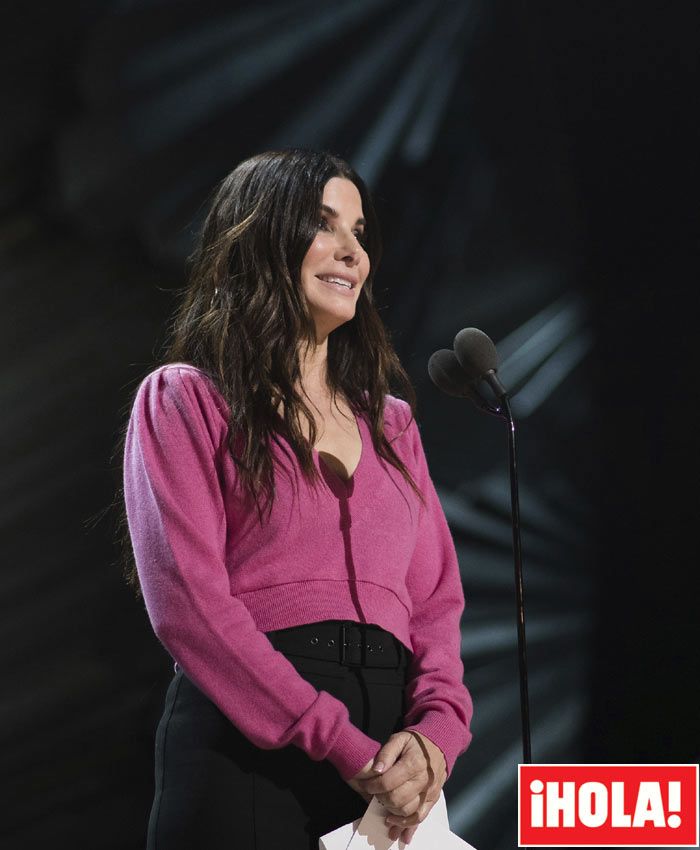 Sandra Bullock, con jersey de pico en rosa fucsia y su melena suelta
