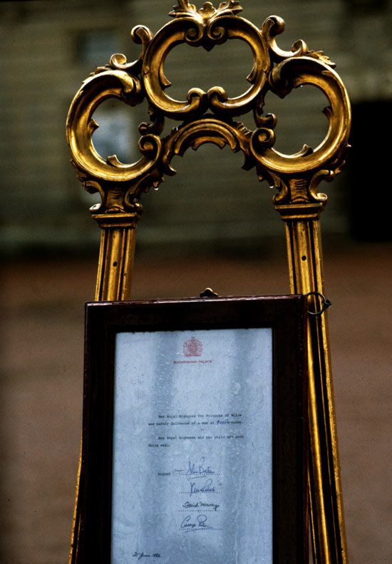 Un correo de palacio llevará la partida de nacimiento al palacio de Buckingham, donde como es tradición será exhibida publicamente en un caballete en el patio de entrada