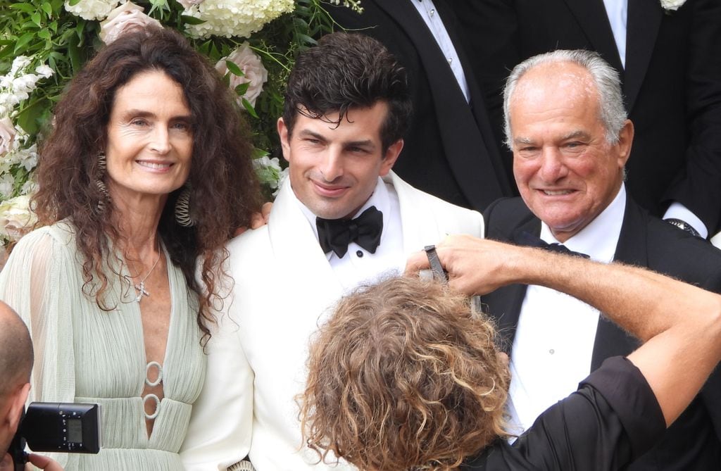 Edoardo Ferragamo junto a sus padres, Beatrice Garagnani y Leonardo Ferragamo