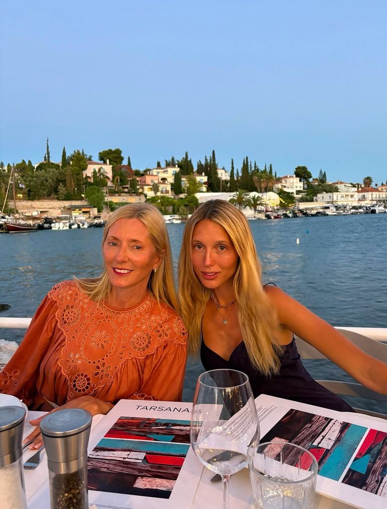 Marie-Chantal junto a la princesa Olympia navegando por aguas griegas
