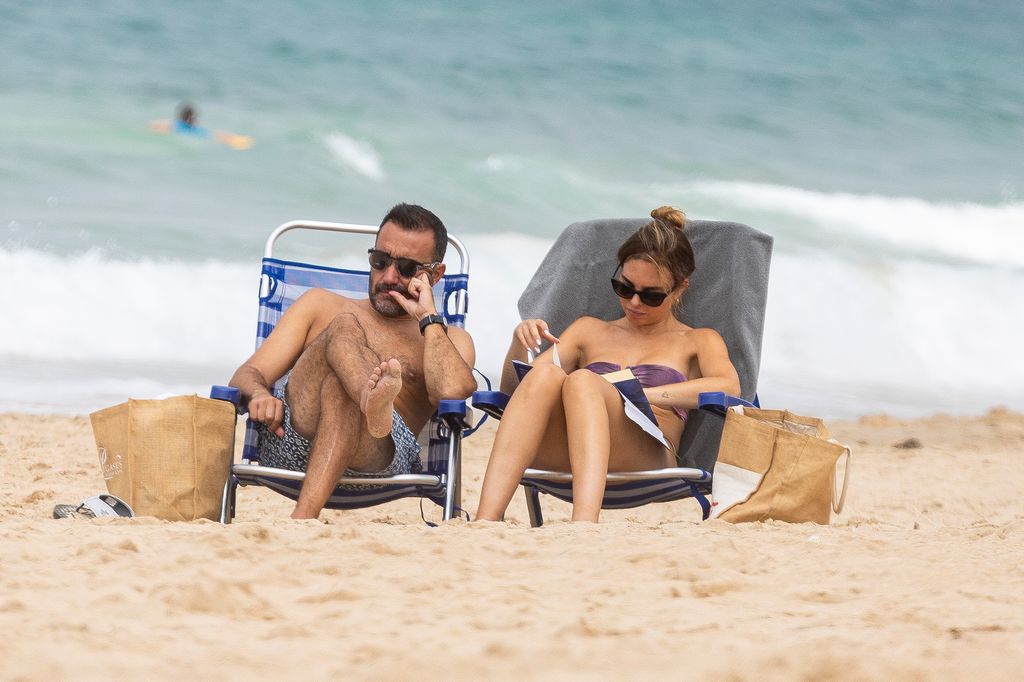 Los periodistas Juanma Castaño y Helena Condis en Cádiz. 1 de agosto de 2024