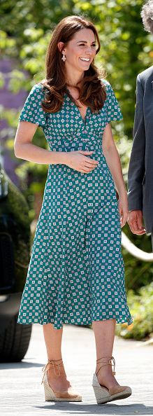 La princesa de Gales suele llevar faldas y vestidos de largo midi