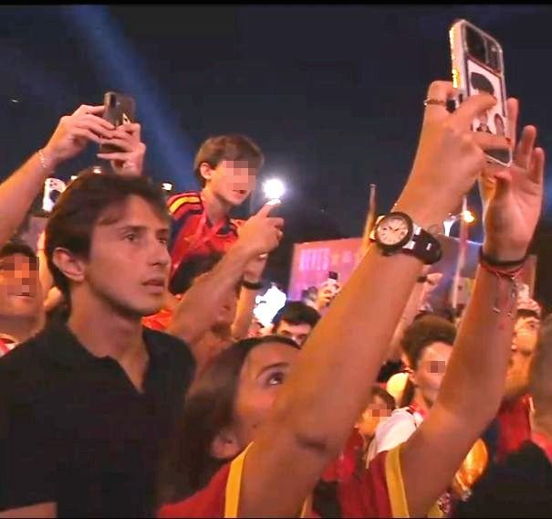 Tana Rivera y Roca Rey, frente al escenario de la celebración del Mundial 2026
