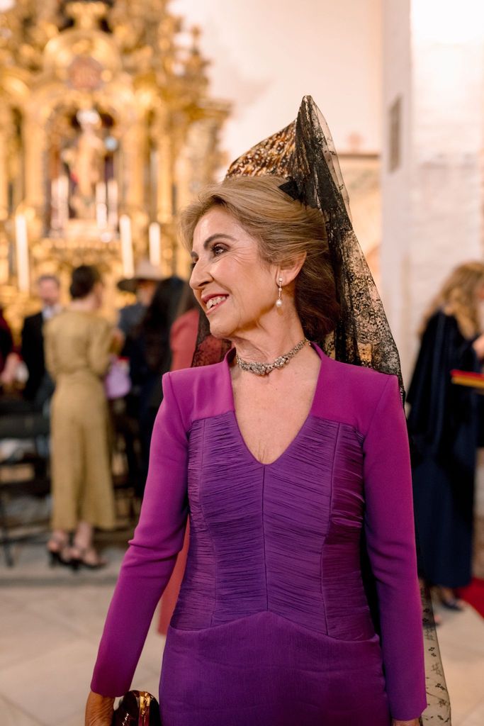 Madrina de boda con mantilla de chantilly y gargantilla
