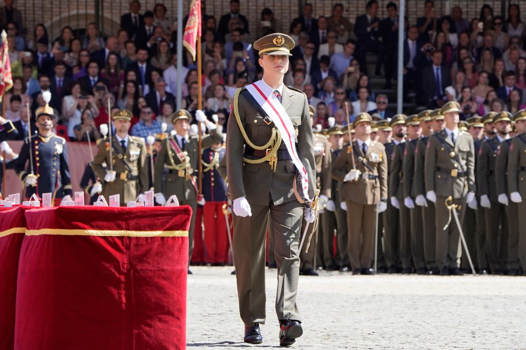 La Princesa Leonor durante la entrega de los Reales Despachos de empleo y nombramientos a los nuevos oficiales del EjÃ©rcito de Tierra y de la Guardia Civil, en la Academia General Militar, a 3 de julio de 2024, en Zaragoza, AragÃ³n (EspaÃ±a). Durante el acto Su Majestad el Rey ha hecho entrega a la Princesa de Asturias del nombramiento como dama alfÃ©rez cadete del EjÃ©rcito de Tierra y le ha impuesto la Gran Cruz del MÃ©rito Militar con distintivo blanco.
