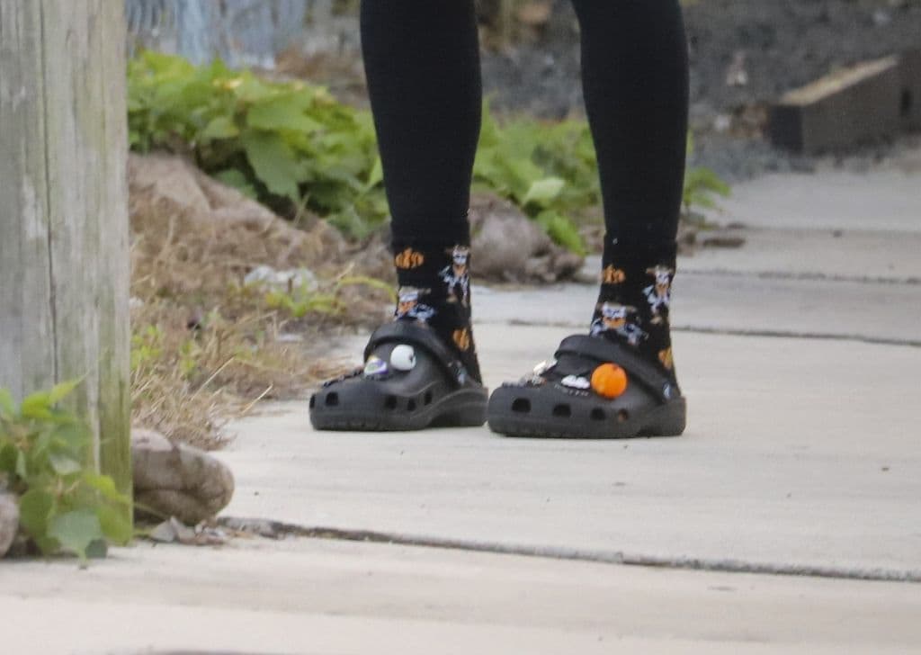 Anna Kournikova lució un par de calcetas y zapatos con temática de Halloween