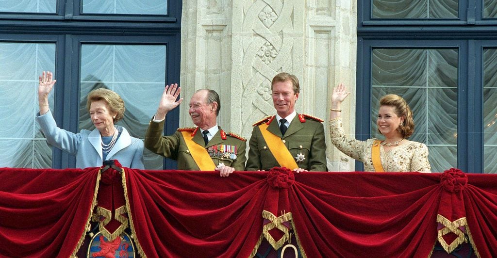 El 7 de octubre del año 2000, el gran duque Juan de Luxemburgo, abdicó a favor de su hijo mayor, el gran duque Enrique. A la izquierda de la imagen, la gran duquesa Josefina Carlota, que había nacido como princesa de Bélgica, y a la derecha, la gran duquesa María Teresa, nacida en Cuba y con una carrera en políticas y Relaciones Internacionales