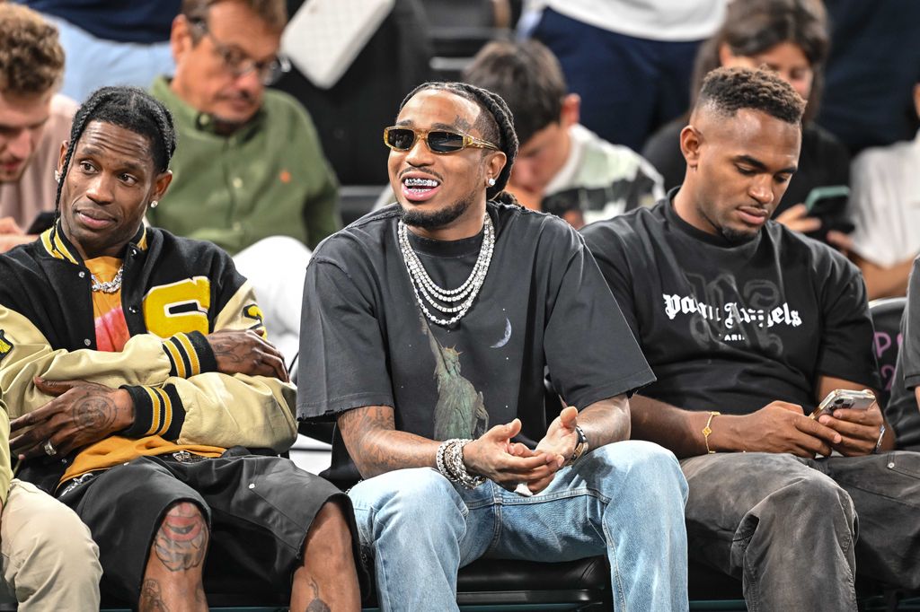 Travis Scott y Quavo asisten al partido de semifinales de baloncesto masculino entre Estados Unidos y Serbia