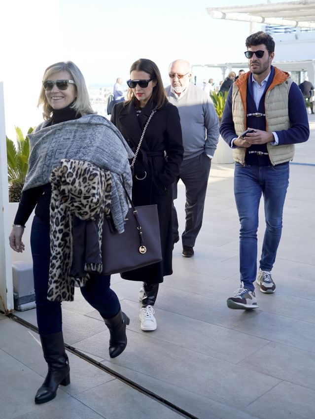 Paula Echevarría con sus padres y Miguel Torres