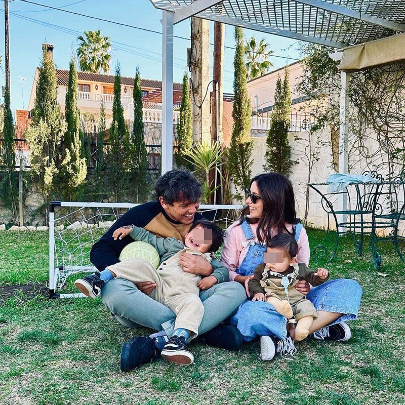 Cisco García junto a su mujer, Raquel y sus dos hijos 