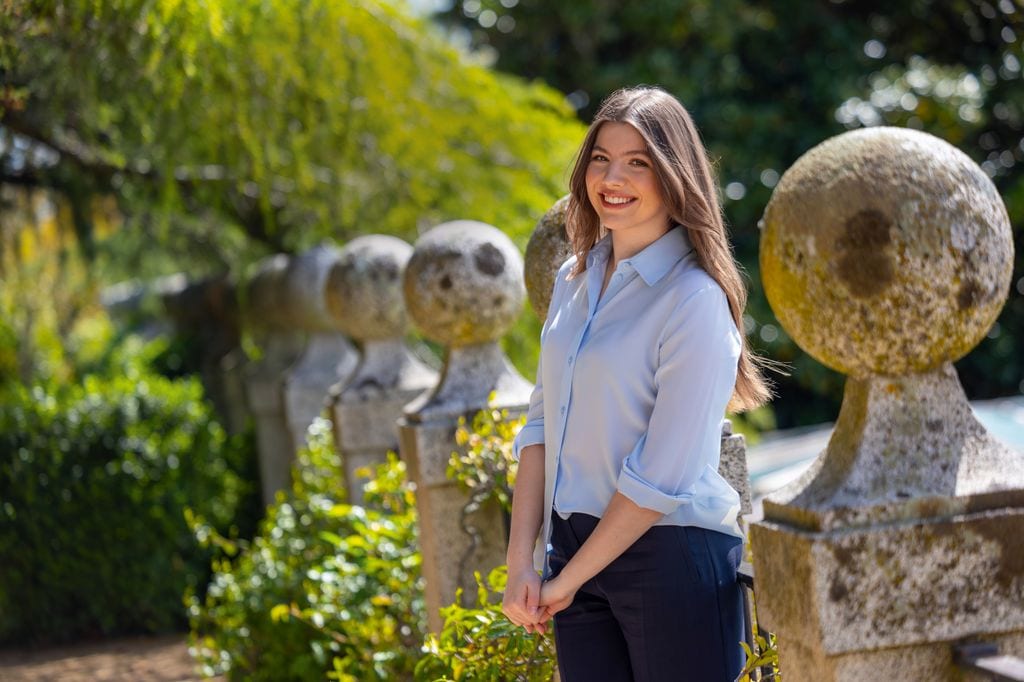 La infanta Sofía en los jardines de la Zarzuela