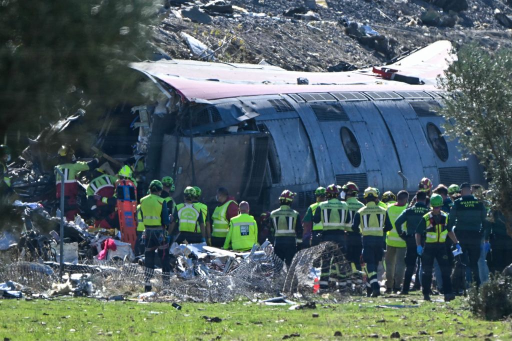 Según el balance provisional comunicado por el presidente de Castilla-La Mancha, Emiliano García-Page, 24 personas han fallecido en el AVE de Renfe y seis en el tren Iryo tras la colisión registrada en Urda (Toledo). La cifra de víctimas podría aumentar
