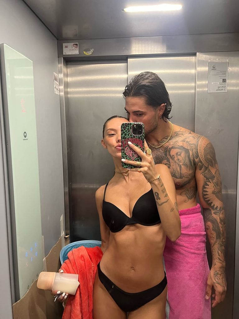 Alejandra Rubio y Carlo Costanzia en el ascensor
