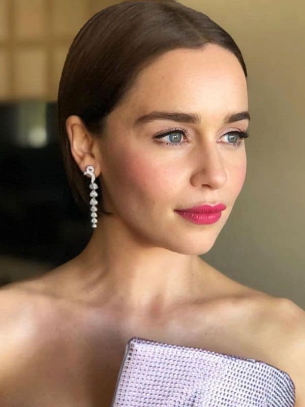 Emilia Clarke con vestido color lila